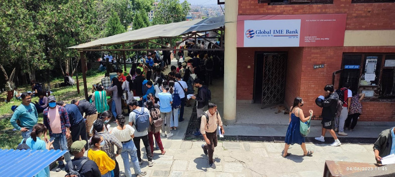 विद्यार्थीलाई सास्ती [तस्बिरहरू]